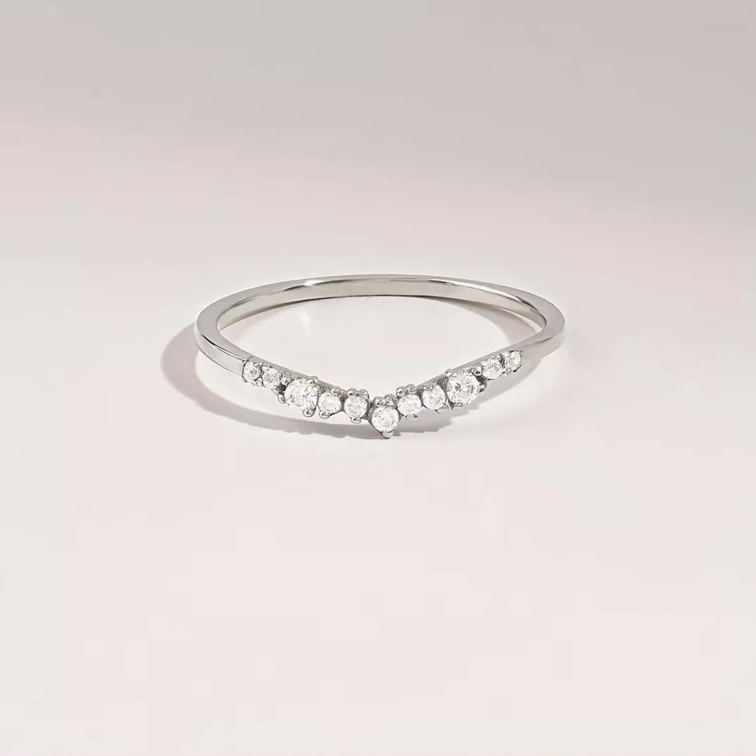 /public/photos/1013/Minimalist Moissanite Curved Wedding Band-1105  (5).webp